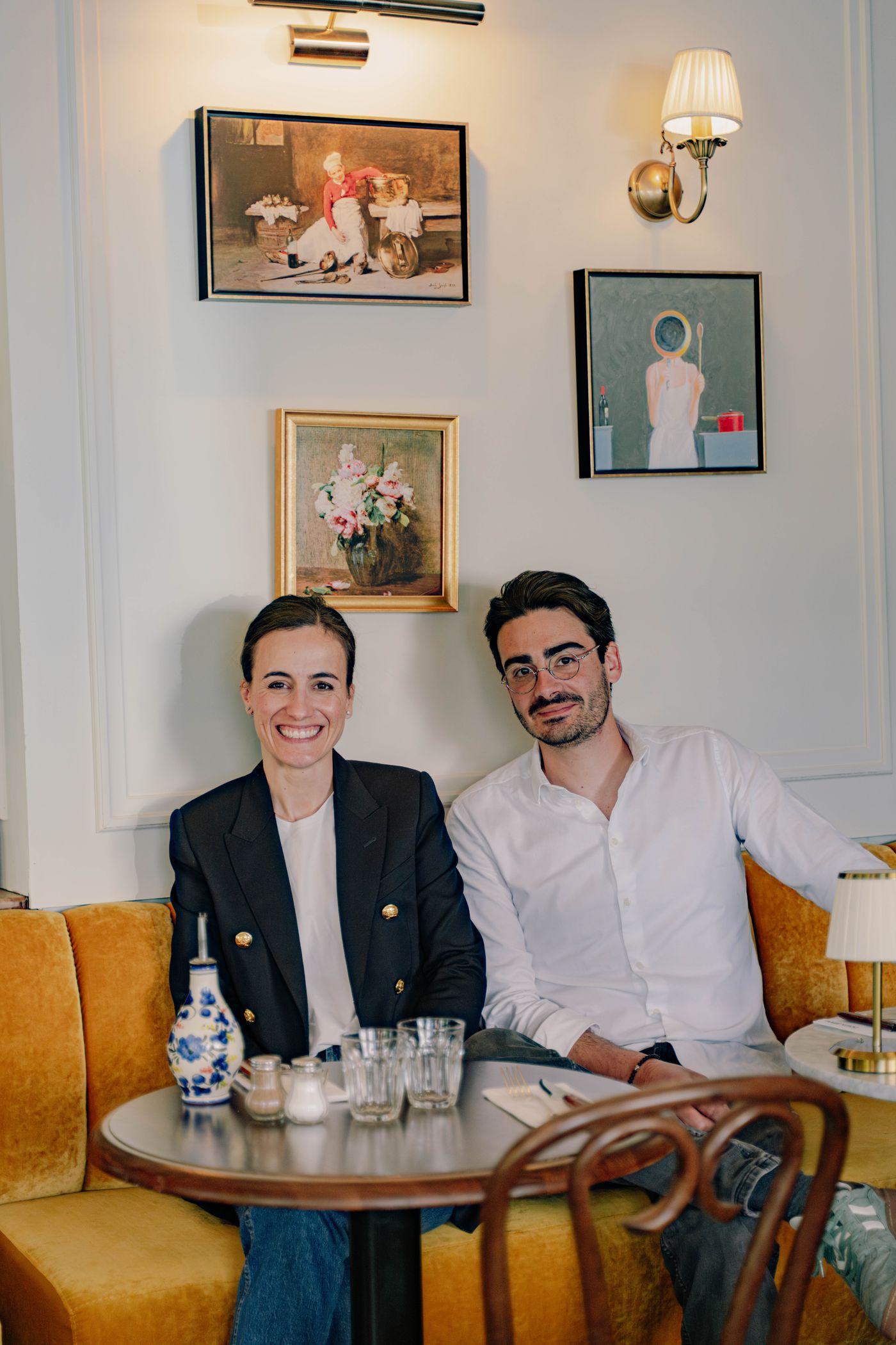 Fiona et Tom Lang, fondateurs de Normandy Hospitality, attablés dans l'un de leurs restaurants