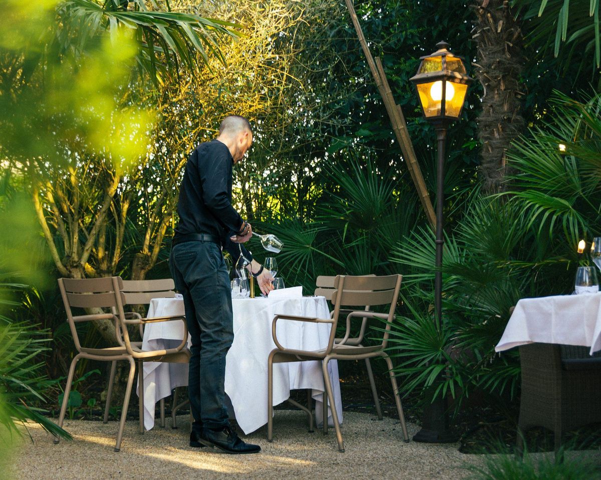 Le jardin-terrasse de la Villa Léonard à Bois-Guillaume, dressé pour le service